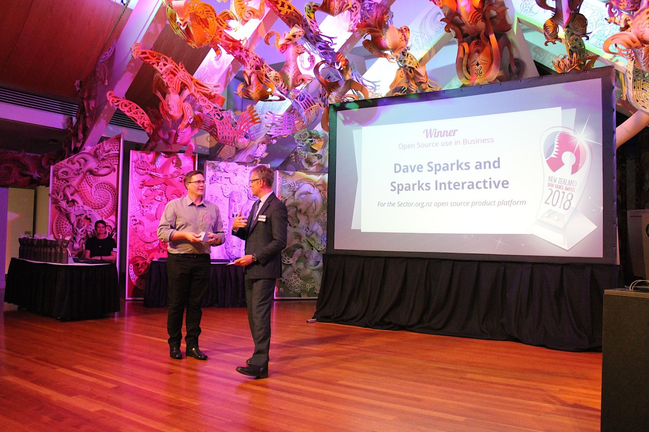 Dave Sparks accepting the 2018 NZOSA award